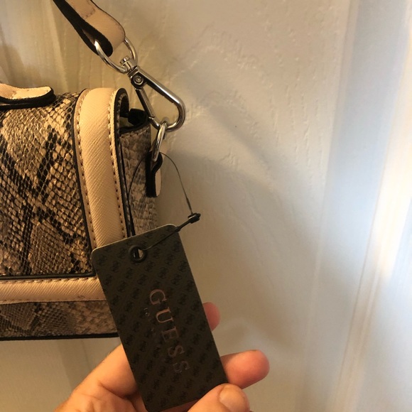 ❗️SOLD❗️ Guess womens crossbody purse in snakeskin - Picture 5 of 7